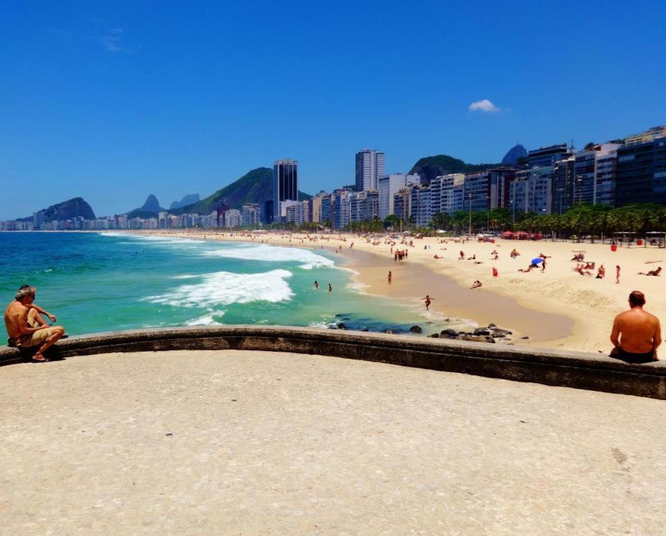 Copacabana: Beachfront Modern Retreat With Ocean Views *