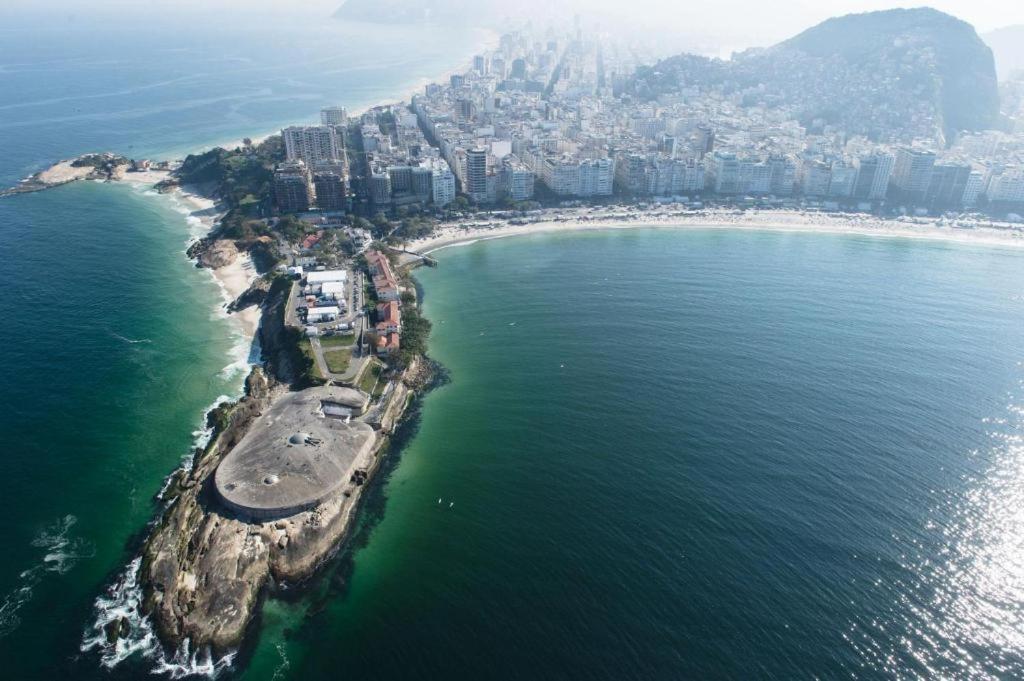 Copacabana: Beachfront Modern Retreat With Ocean Views Apartment *