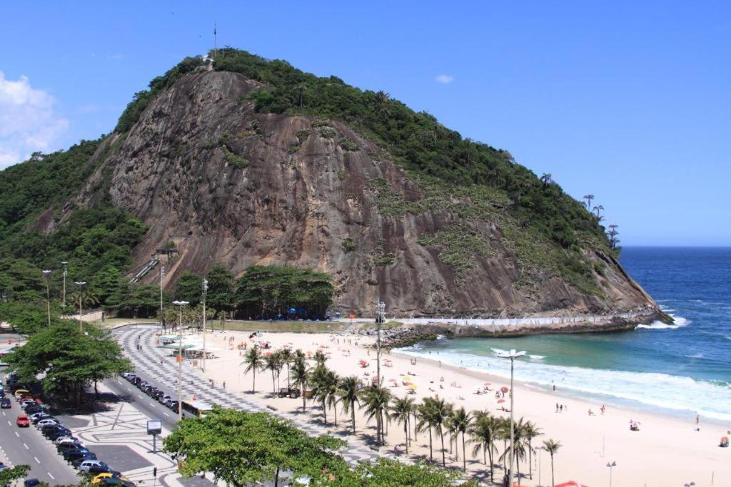 Copacabana: Beachfront Modern Retreat With Ocean Views *